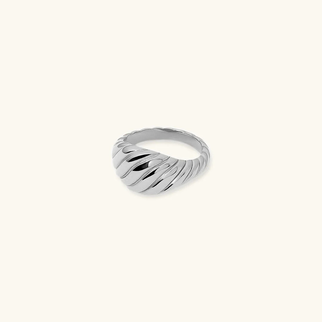 Ylenna Gold Croissant Ring - Image 4