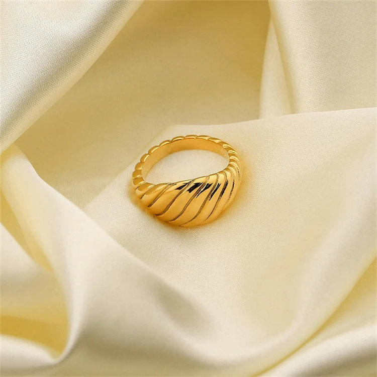 Ylenna Gold Croissant Ring - Image 6